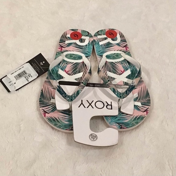 Roxy NWT Flip Flops Size 6 Sandals Tropical Hawaiian Women’s Pink Green - Picture 1 of 6